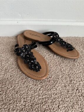 Palms Women’s 8/M Black Floral Embellished Thong T-Strap Sandals
